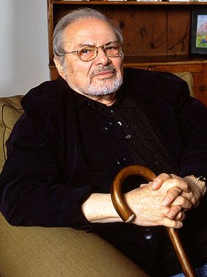 Maurice Sendak , 10. 6. 1928 – 8. 5. 2012, americký spisovatel, autor knih pro děti 
 Maurice Sendak byl americký spisovatel a ilustrátor, autor knih pro děti, který ve své době patřil mezi světově nejvýznamnější autory tohoto žánru. Byl držitelem ceny Hanse Christiana Andersena. 
 Jedna jeho kniha vznikla v roce 2003 podle opery Brundibár, která vznikla v Terezínském ghettu v době nacistické okupace za druhé světové války. 
 Jeho nejznámější kniha Where the Wild Things Are, česky vydávána pod názvem Max a maxipříšerky, byla poprvé publikována v roce 1963, v roce 2009 podle ní vznikl stejnojmenný animovaný film. 
 Článek: 
 http://aktualne.centrum.cz/kultura/kratke-zpravy/clanek.phtml?id=744056 | Foto: JKab