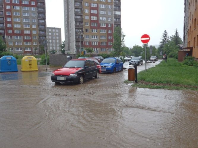 Největší problémy byly v Novém Jičíně a v Životicích u Nového Jičína, kde dokonce vystoupila řeka Jičínka z břehů a musela být uzavřena silnice spojující Nový Jičín a Frenštát pod Radhoštěm. | Foto: HZS Moravskoslezského kraje