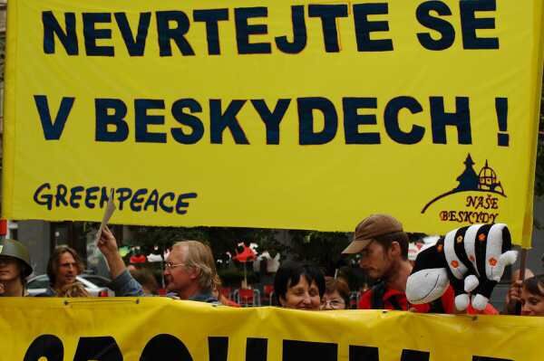 Lidem z Beskyd se nelíbí záměr těžit pod jejich domy černé uhlí a svůj názor dali pazřičně najevo - na manifestaci v Praze i v Beskydech | Foto: trojanovice.cz