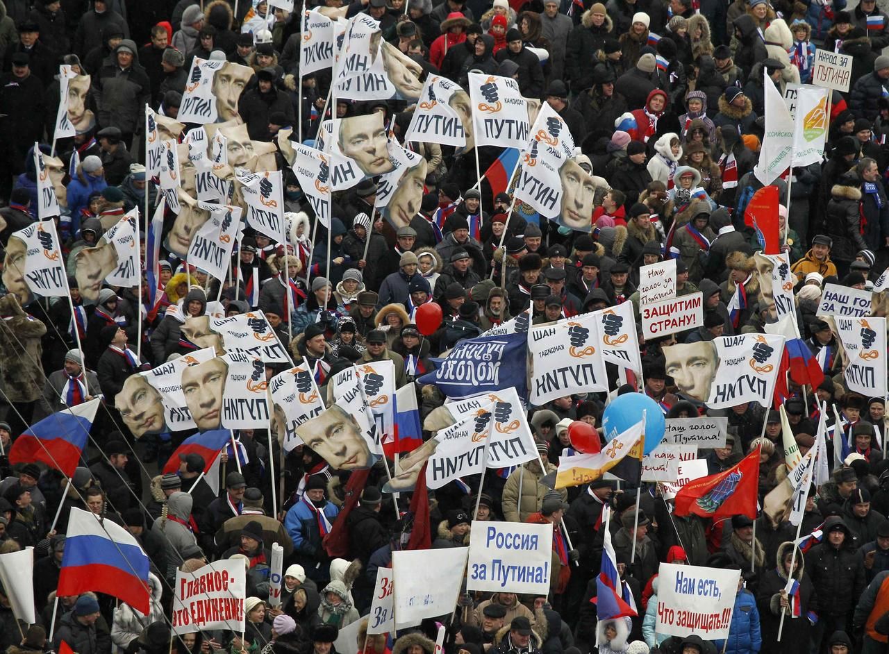 Поддержка политики. Митинг в поддержку Путина. Демонстрация в поддержку Путина. Плакаты в поддержку Путина. Сторонники Путина.