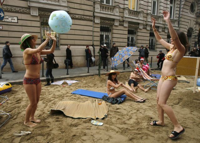 Aktivisté Greenpeace v neděli volali po úspěchu kodaňské konference svérázným happeningem v centru Budapešti. | Foto: Reuters