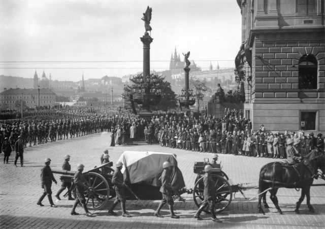 Pohřební průvod prochází kolem budovy Parlamentu (Rudolfina). | Foto: ČTK