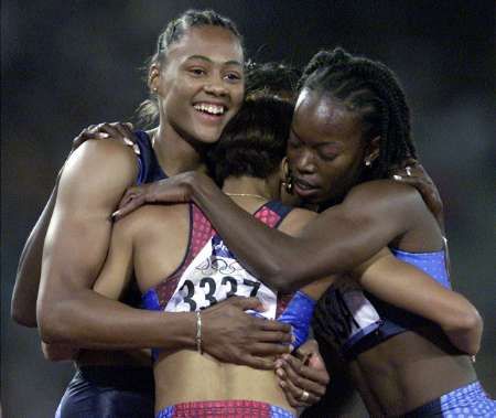 Marion Jonesová se objímá s kolegyněmi z americké štafety na 4x400 metrů v Sydney, na letní olympiádě roku 2000. | Foto: Reuters