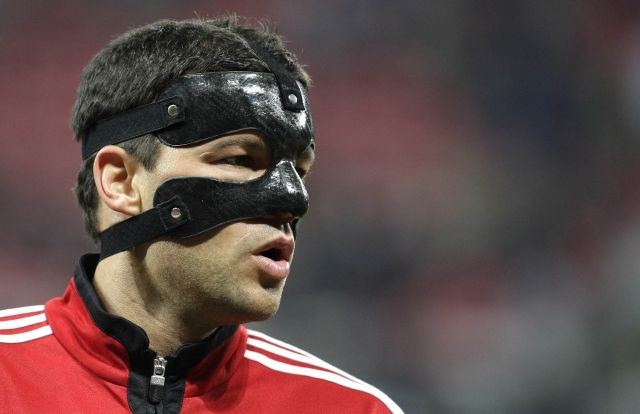 Případ nejčerstvější. Michael Ballack z Leverkusenu utrpěl stejně jako Čech zlomeninu nosu. | Foto: ČTK