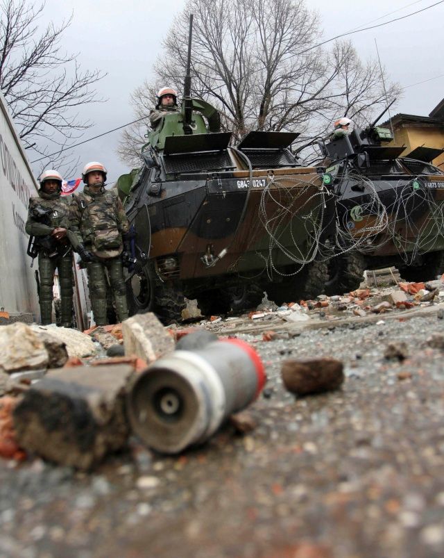 Francouzští vojáci NATO hlídkují v ulicích Mitrovice. | Foto: Reuters