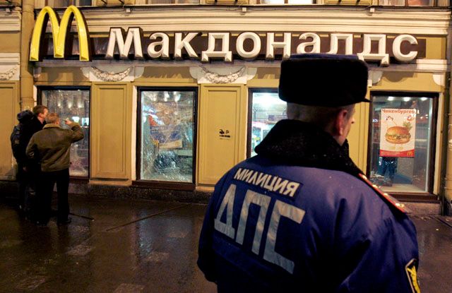 Policista hlídkuje před McDonald's. | Foto: Reuters