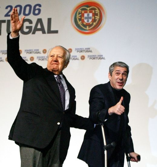 Bývalý prezident a současný kandidát na prezidenta Mário Soares a premiér José Sócrates, oba ze Socialistické strany. 14/1/2006 | Foto: M. Vidal, Reuters