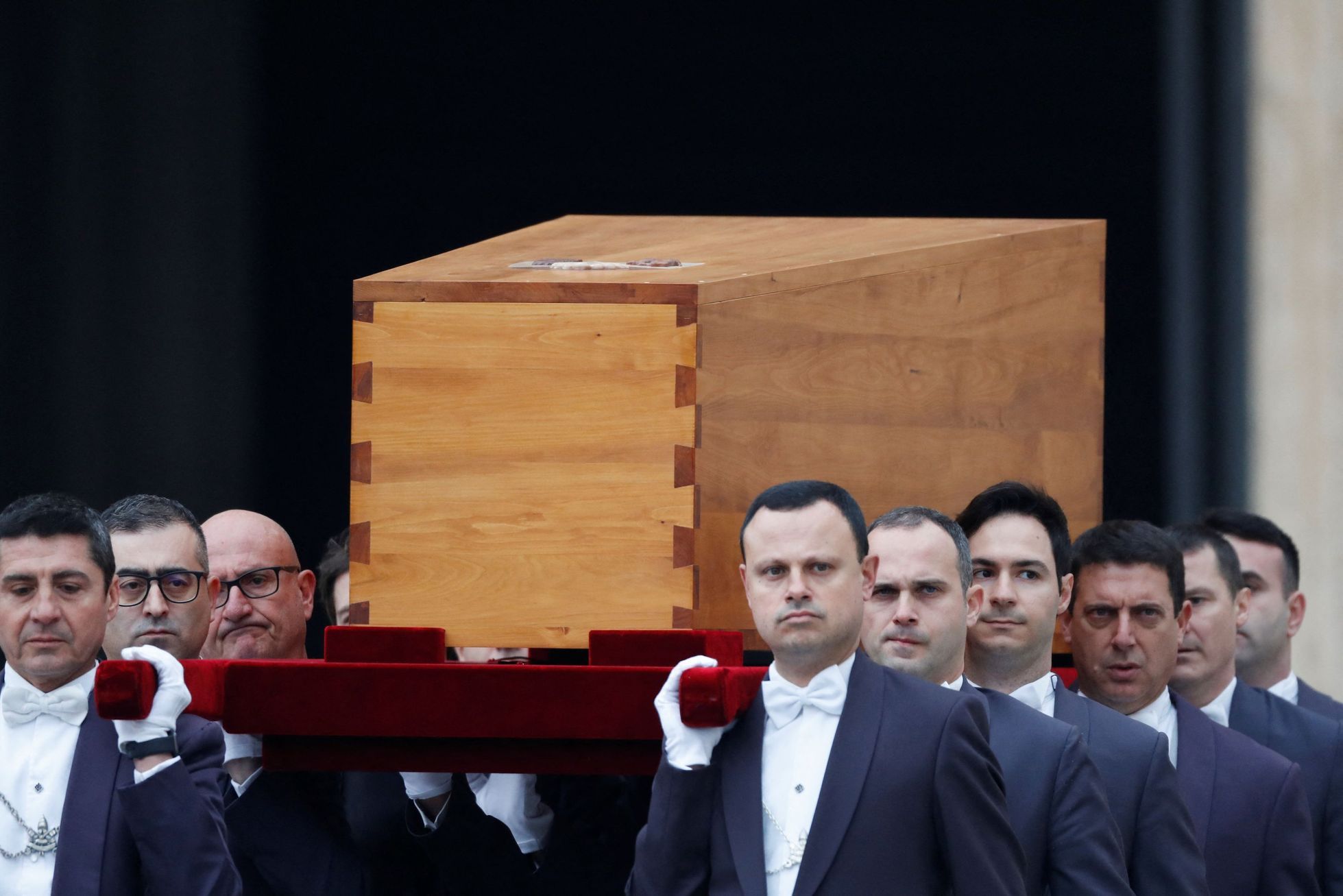 Папа похоронит. Могила папм бенедикта2 фото.