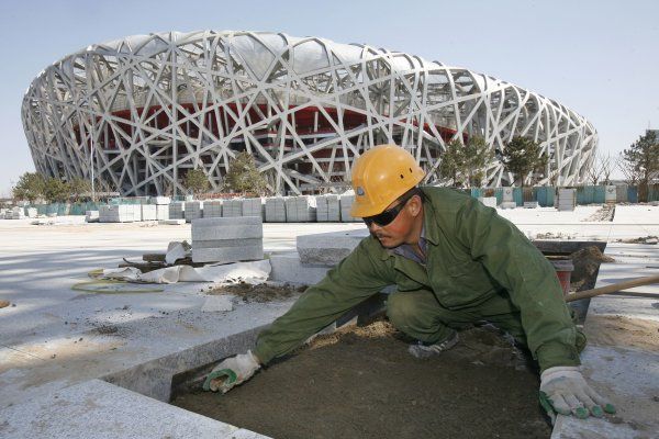 Všechno jak má být? Dlaždiči dlaždí, konstruktéři konstruují, čističi čistí. | Foto: Reuters