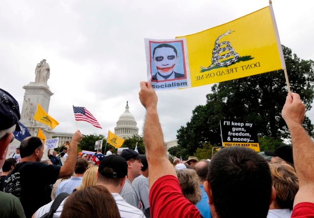 Pamatujete na anarchistického teroristu Jokera z Temného rytíře (2008)? Podle pravicových radikálů se Obama chová podobně. | Foto: Reuters