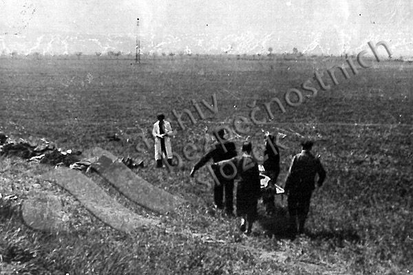 Zavraždění civilisté v Lahovicích, kde povstalci dlouho odolávali německým útokům. Okupanti se pak pomstili na obyvatelích | Foto: Archiv bezpečnostních složek