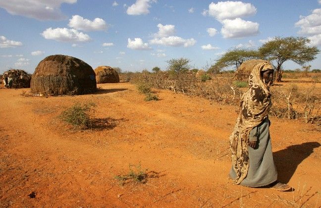 Žena si jde pro jídlo, které distribuují humanitární organizace. Oblast Mandera je jedna z nejchudších oblastí v celé Keňi. | Foto: Reuters