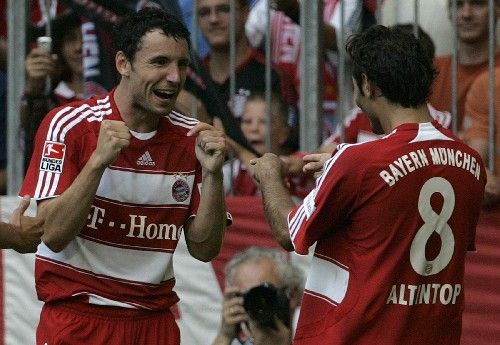 Mark van Bommel (vlevo) a Hamit Altintop z Bayernu Mnichov slaví Bommelův gól ve třetím kole Bundesligy proti Hannoveru. | Foto: Reuters