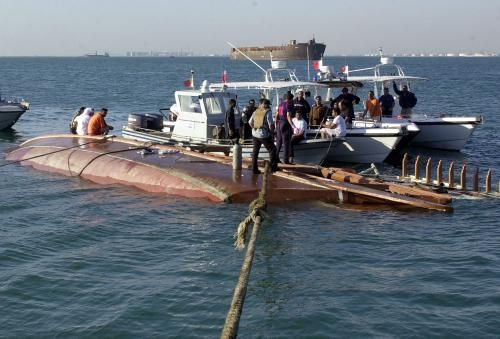 Záchranáři vlečou vrak lodi, která se potopila u bahrajnského pobřeží. | Foto: Reuters