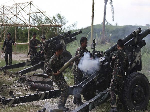 Filipínská armáda ostřeluje pozice muslimských vzbouřenců v provincii Maguindanao v centrální části ostrova Mindanao | Foto: Reuters