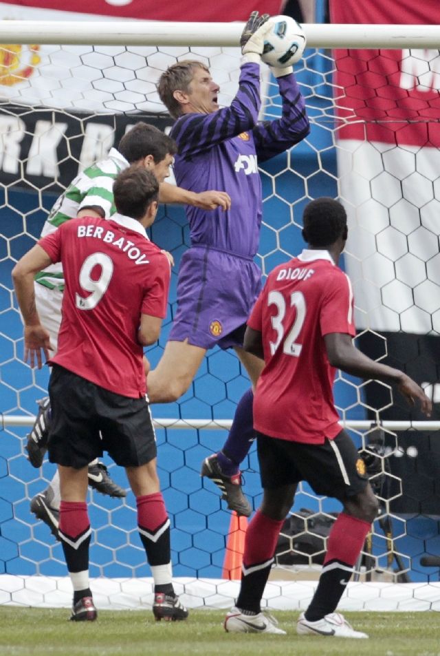 Činit se ale mnohdy musel i Edwin van der Sar. | Foto: Reuters