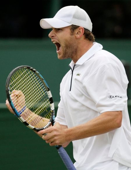 Radost Andyho Roddicka na turnaji ve Wimbledonu. | Foto: Reuters