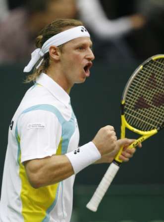 Argentinský tenista David Nalbandian se raduje ze zisku první sady v zápase proti Nikolaji Davyděnkovi ve finále Davisova poháru. | Foto: Reuters