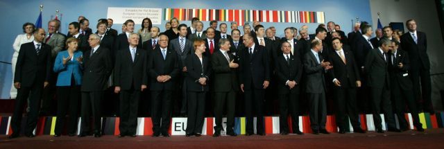 K pravidlům společných schůzek státníků EU patří i skupinové, tzv. "family" foto. | Foto: Reuters