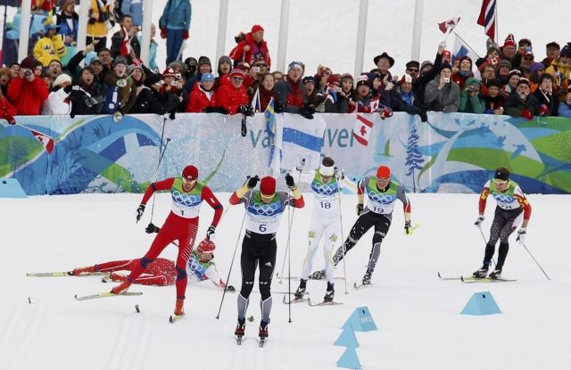 Velkou šanci na stříbro měl i Švýcar Dario Cologna, který ale v cílové rovince upadl. | Foto: Reuters