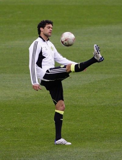 Německou míčovou techniku předvádí Michael Ballack. | Foto: Reuters