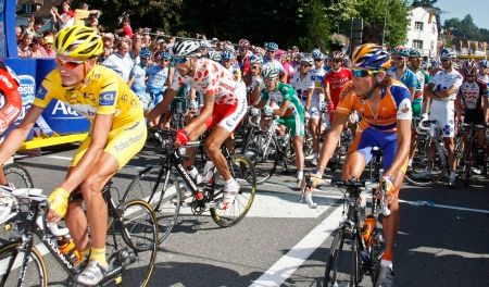 Jezdci osmi stájí se rozhodli na startu 16. etapy Tour de France protestovat proti dopingu Kazacha Vinokurova - Rasmussen v čele pelotonu. | Foto: Reuters