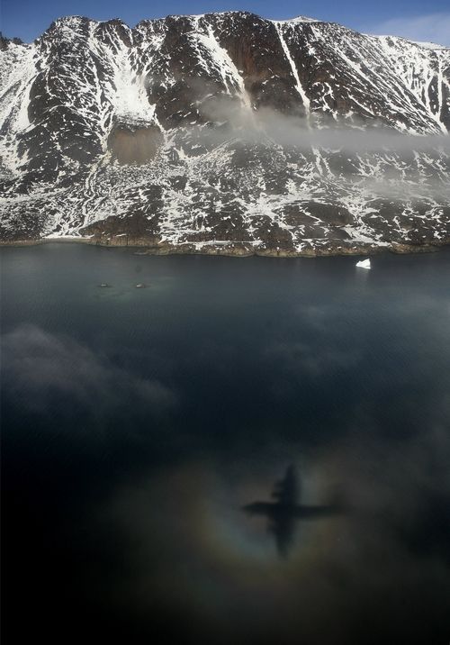 Stín letadla společnosti Air Greenland během vnitrostátního letu z Kangerlussauqu do Sisimiutu v Grónsku. | Foto: REUTERS/Bob Strong