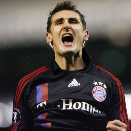 Útočník Bayernu Mnichov Miroslav Klose se raduje z vyrovnávací branky na půdě skotského Aberdeenu. | Foto: Reuters