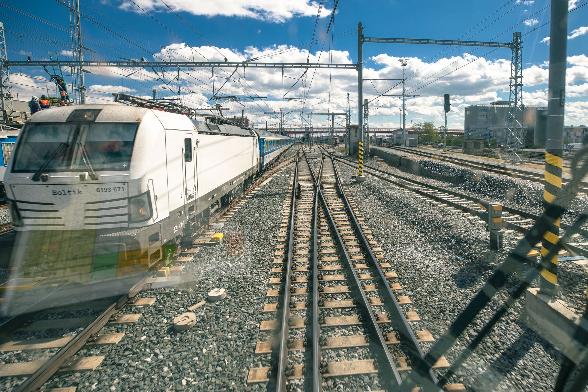 Prudké brždění na koridoru. Zloději při krádeži kabelů ohrozili projíždějící vlak