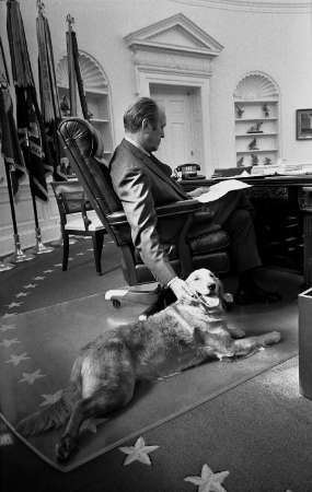 Gerald Ford ve své pracovně v Bílém domě. | Foto: Reuters