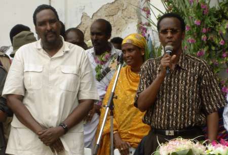 Somálský premiér Ali Mohamed Gedi (vpravo) promlouvá na inauguraci nového starosty Mogadiša Mohameda Dheereho (vlevo) | Foto: Reuters