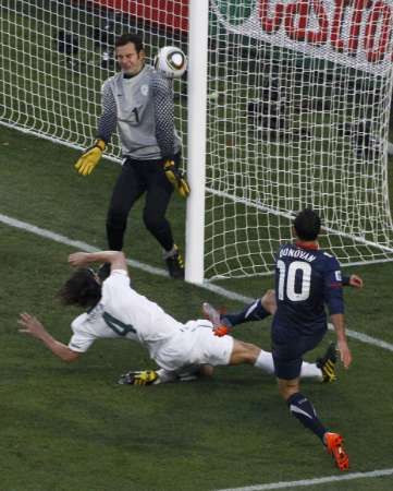 Landon Donovan překonává brankáře Samira Handanoviče a snižuje na 1:2 | Foto: Reuters