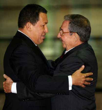 Úřadující kubánský prezident Raúl Castro vítá venezuelského kolegu Hugo Cháveze. | Foto: Reuters