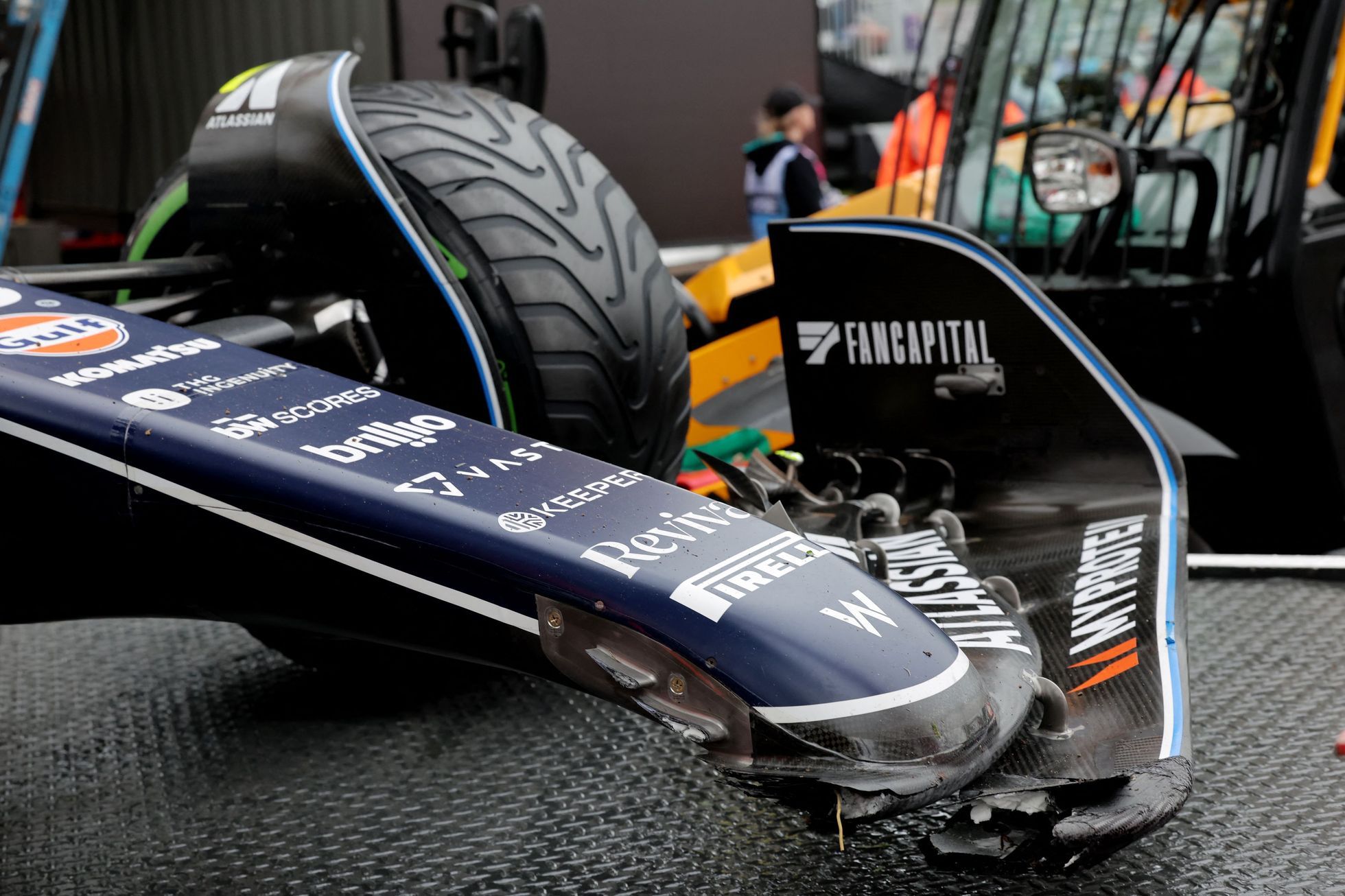 今年のF1レースは雨が降っていました。ノリスを獲得し、ほとんどの新参者は破壊しました