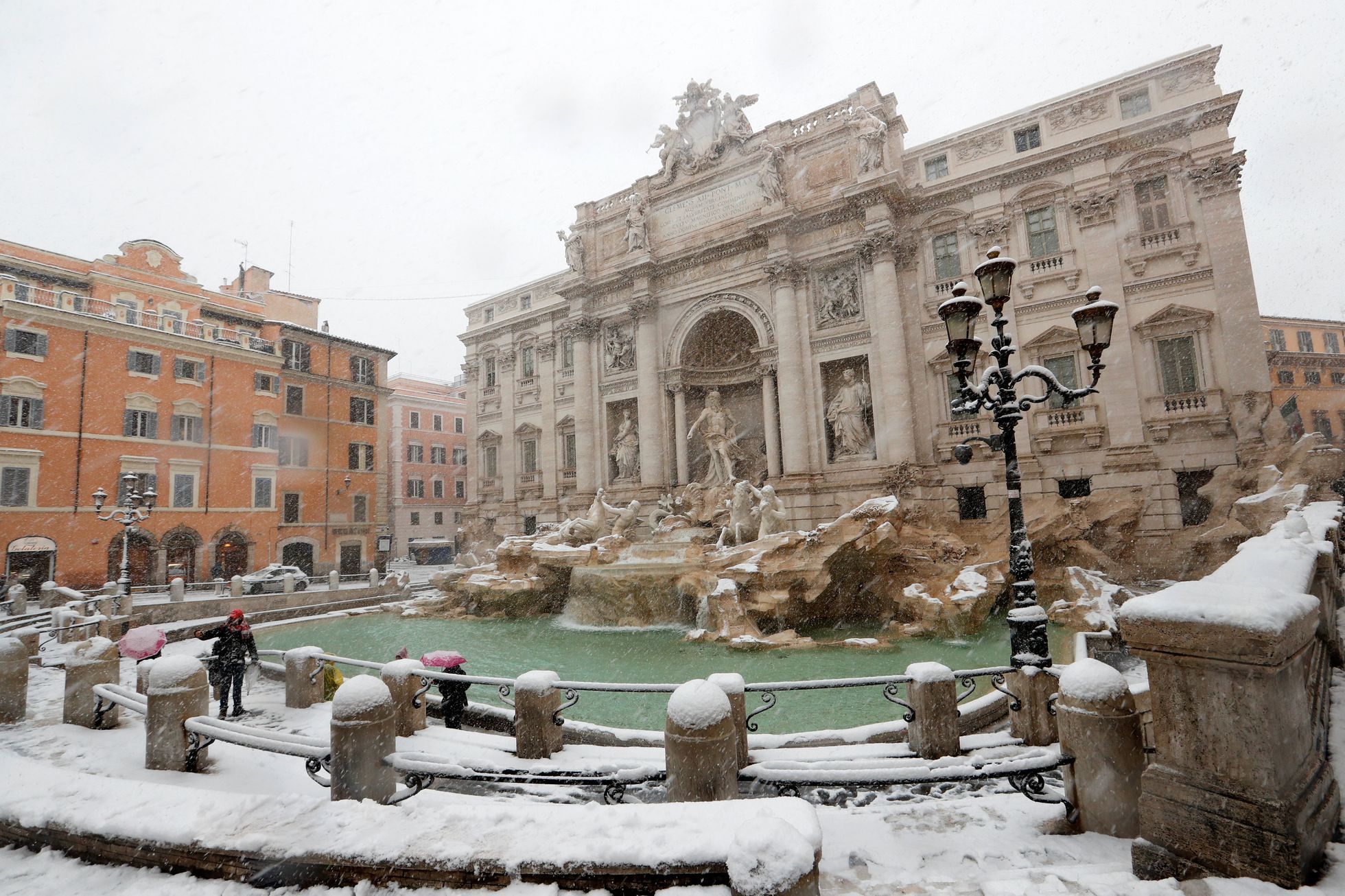 Погода в риме италия. Рим Италия зимой. Брюссон Италия зимой. Зима в Неаполе Италия. Снег в Риме.