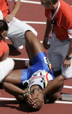 Belgický překážkář Jonathan Nsenga skončil po pádu v rozběhu na 110 v péči lékařů. | Foto: Reuters