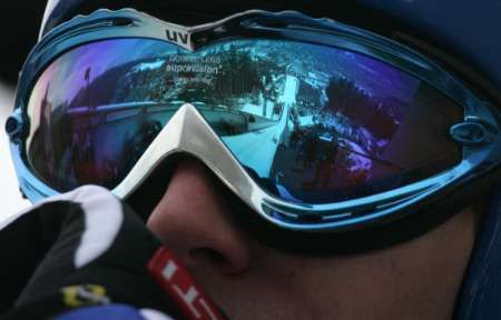 Finský skokan na lyžích Janne Ahonen nervózně sleduje průběh závodu v Innsbrucku. | Foto: Reuters