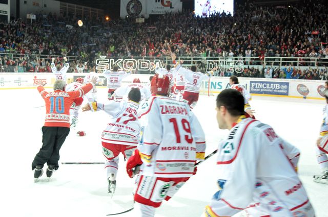 A všichni hurá za oslavou brankáře Hamerlíka. | Foto: Marian Ježowicz