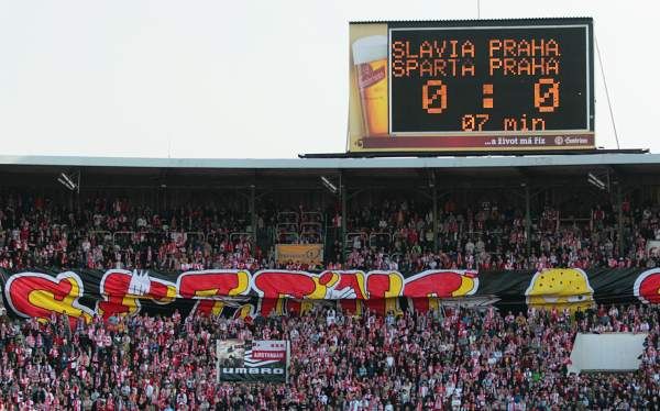 Fanoušci v ochozem stadionu na Strahově. | Foto: Tomáš Adamec