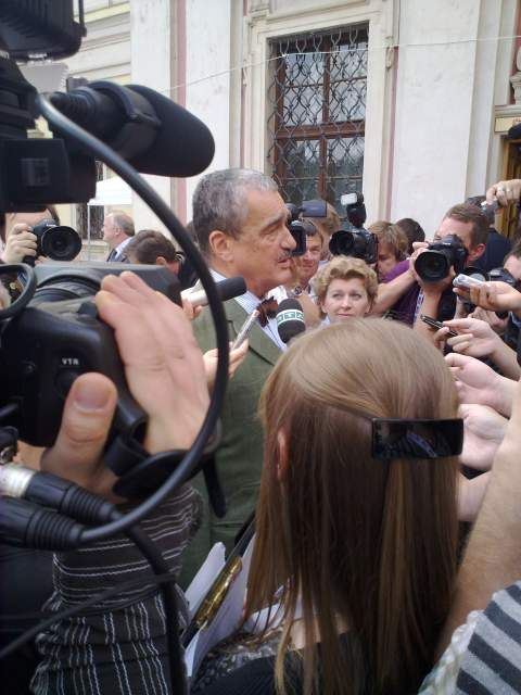 Předseda strany Karel Schwarzenberg v obležení novinářů. | Foto: Jan Němec