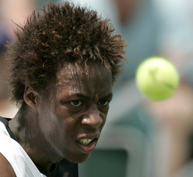 Francouzský tenista Gael Monfils sleduje míček v zápase proti Italovi Simone Bolellimu v prvním kole turnaje v Miami. | Foto: Reuters