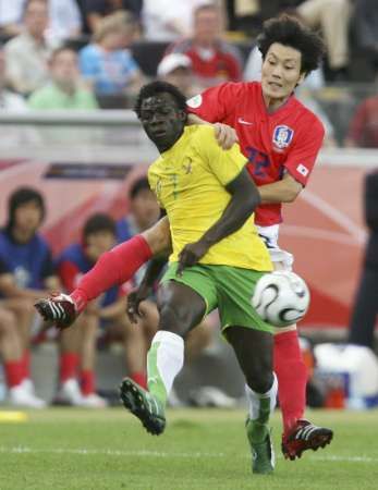 Fotbalista Toga Moustapha Salifou (vlevo) v osobním souboji s Jihokorejcem Song Chong-gug. | Foto: Reuters