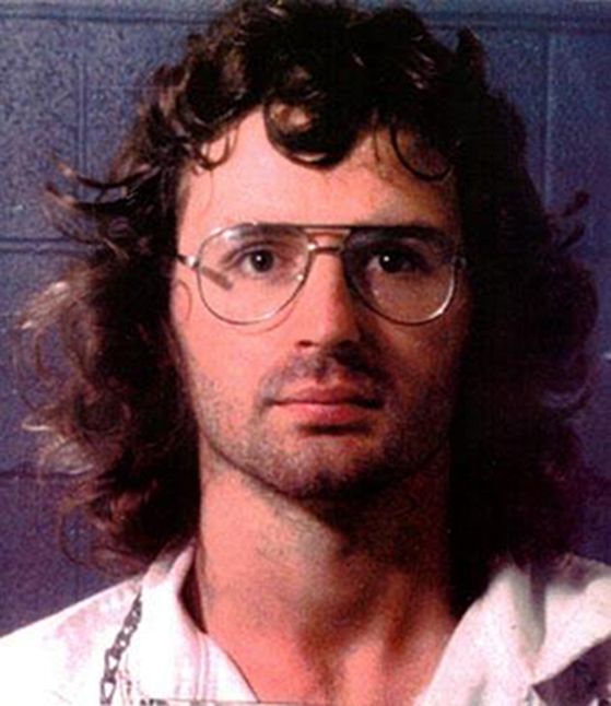 David Koresh se narodil 17. srpna 1959 v texaském Houstonu jako Vernon Wane Howell. Jeho matce tehdy bylo pouhých 14 let, jeho otec ji ještě před jeho narozením opustil kvůli jiné mladé dívce. K davidiánům, vycházejícím z Církve adventistů sedmého dne, se přidal v roce 1981. Od té doby stoupal na pomyslném žebříčku, až po různých neshodách, potyčkách, a dokonce i přestřelce se postavil do čela sekty. Na policejním snímku je zachycen po zatčení 3. listopadu 1987. | Foto: Aktuálně.cz / McLennan County Sheriff's Office / Public domain