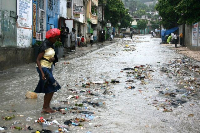 Deště při hurikánu Gustav v hlavním městě Haiti Port-au-Prince. Většina lidí na ostrově zemřela při sesuvech půdy | Foto: Reuters