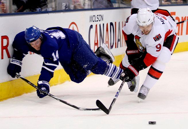 Milan Michálek (Ottawa) bojuje o puk s Mattem Stajanem (Toronto) v úterním utkání NHL. | Foto: Reuters