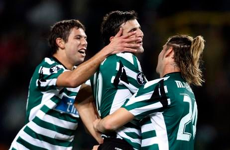 Sporting Lisabon oslavuje gól v síti Basileje | Foto: Reuters