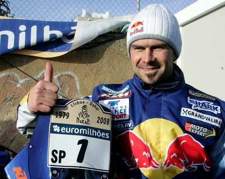 Pojede se, myslel motocyklista Cyril Despre z Francie | Foto: Reuters