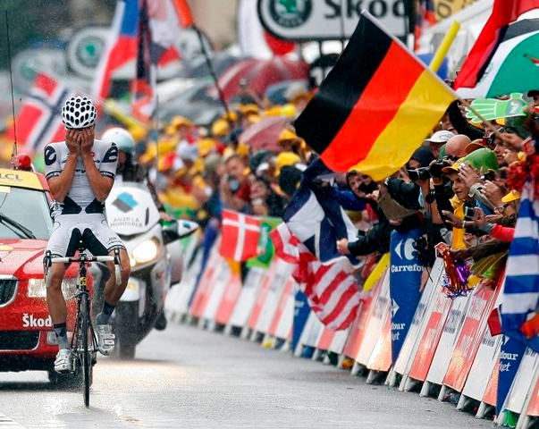 Heinrich Haussler, promáčený deštěm i slzami štěstí, vjíždí do cíle 13. etapy. | Foto: Reuters