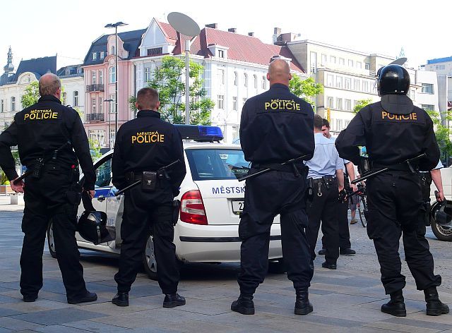 Všichni však spolu pod ochranou policie... | Foto: Tomáš Netočný