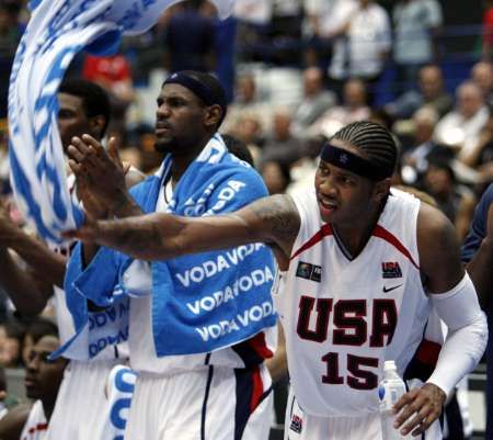 Američané Lebron James (vlevo) a Carmelo Anthony oslavují úspěšnou akci svých reprezentačních kolegů ve čtvrtfinále basketbalového MS proti Německu. | Foto: Reuters